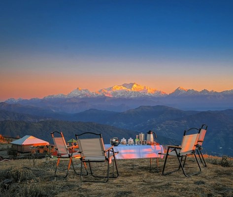 sunset set dinner Himalayas